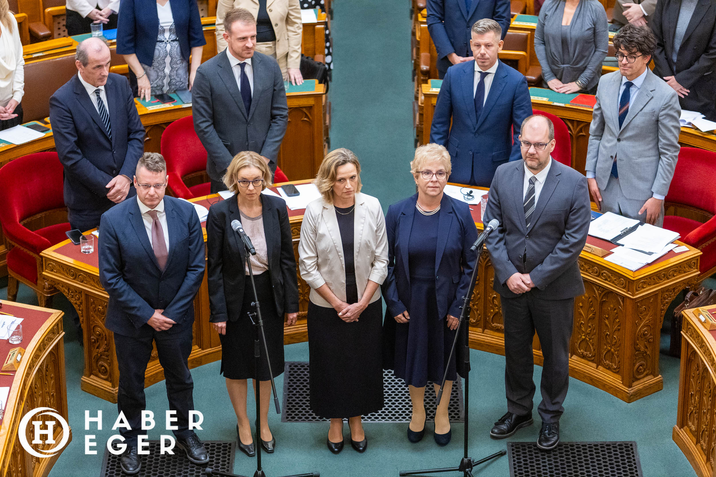 A Médiatanács új tagjai, köztük Tóth Máté, esküt tesznek az Országgyűlés plenáris ülésén 2026. szeptember 22-én. Fotó: Úri Viktor / Haber Eger