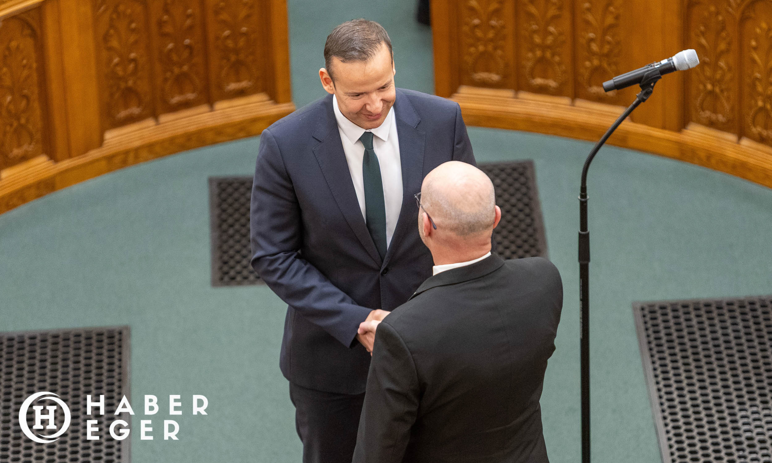 Toroczkai László, a Mi Hazánk Mozgalom elnöke gratulál Radetzky Andrásnak. Fotó: Úri Viktor / Haber Eger